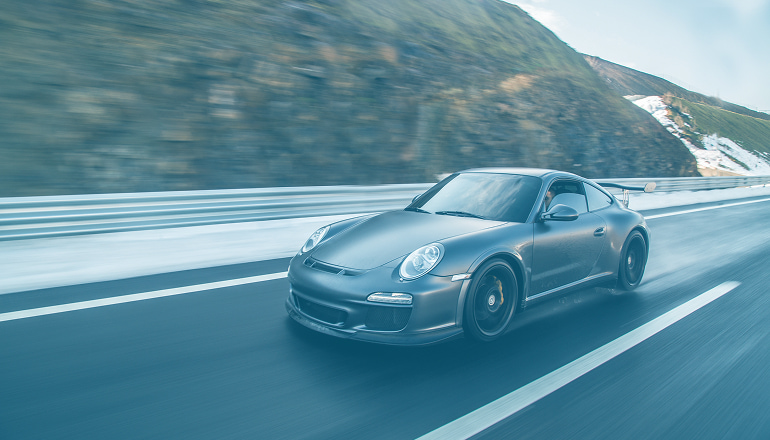 coche conduciendo de forma temeraria 